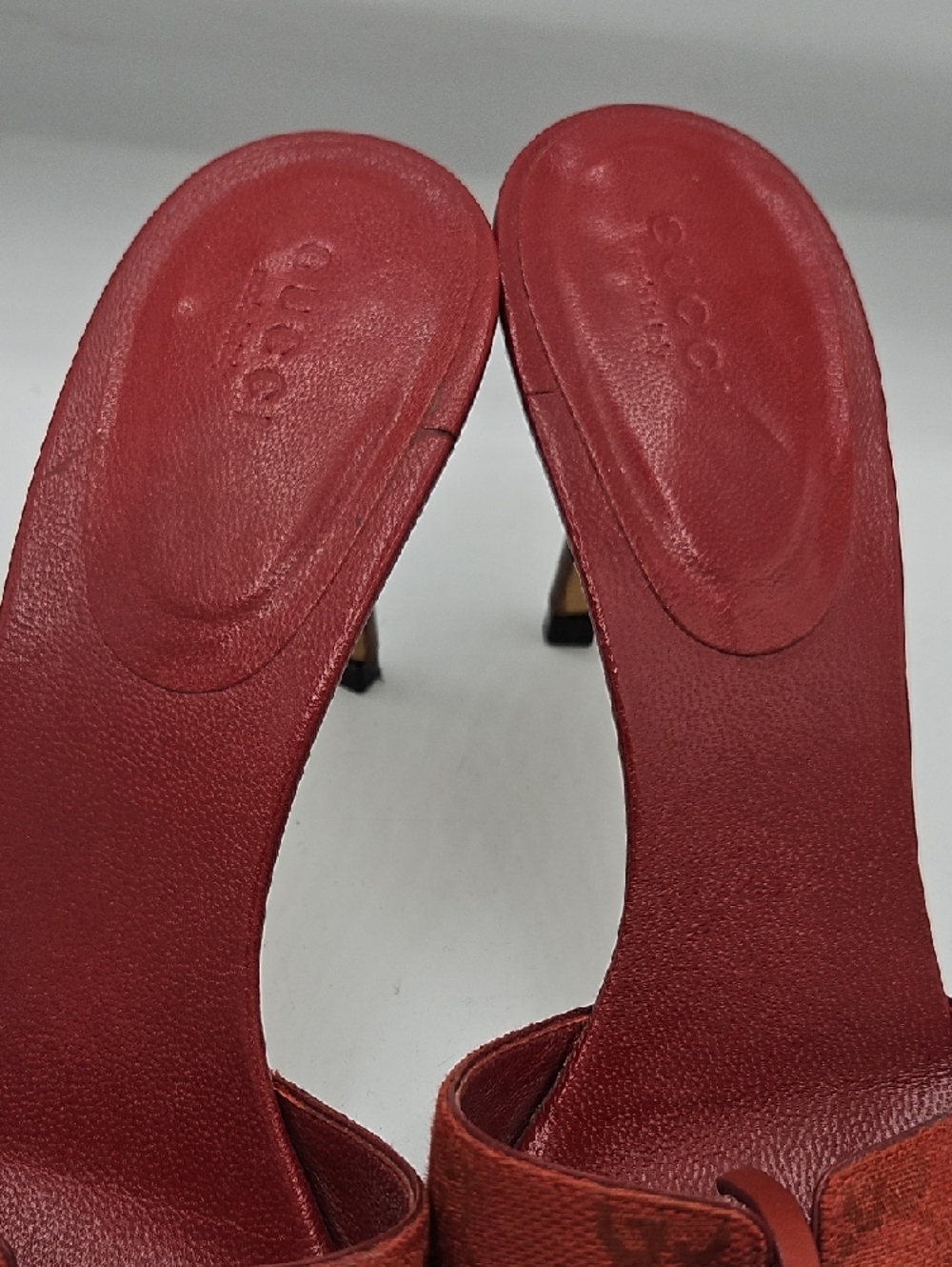 Gucci Red Leather Knot Slide Heels with Gold-Tone Detail - Picture 16 of 17
